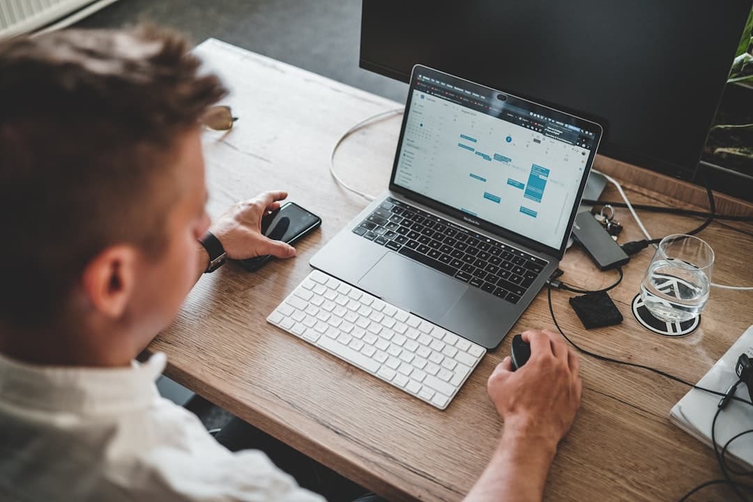 Reddit Monitoring Strategies for Growth Operators to Catch Market Shifts Early